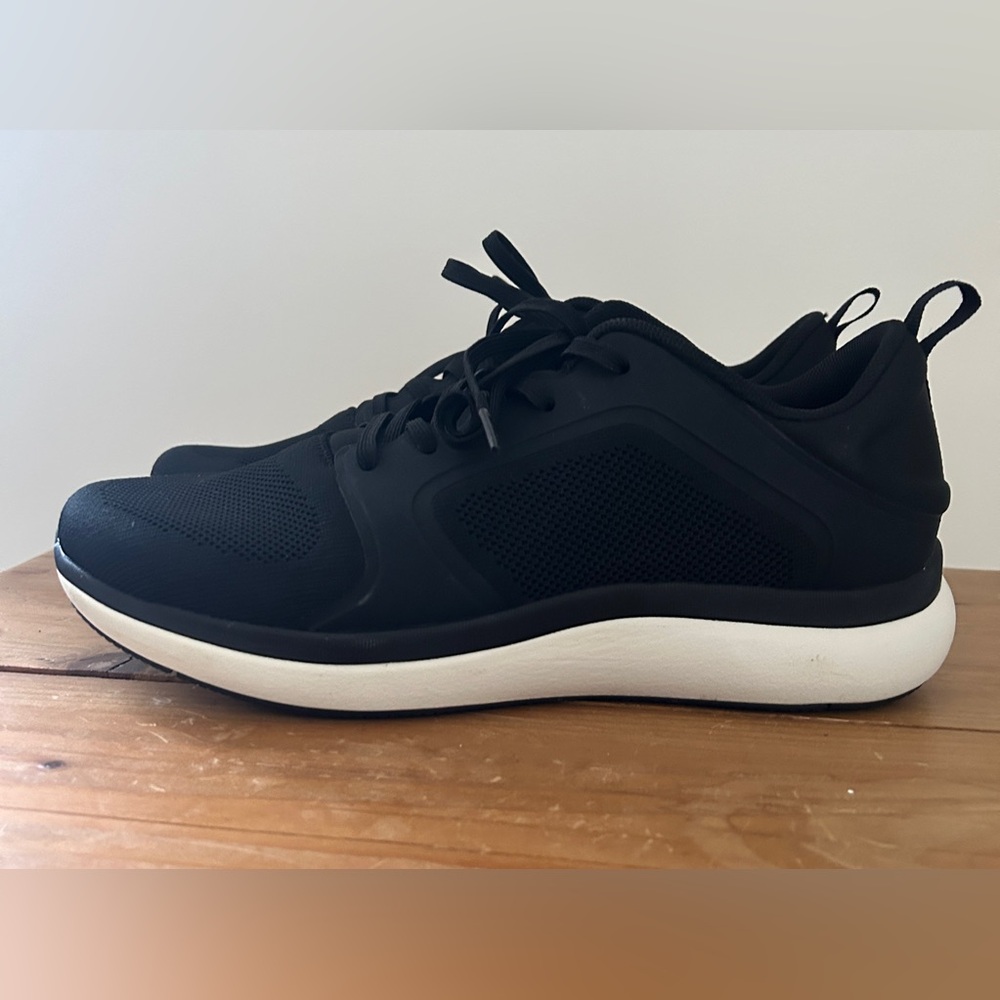 ABEO Black Athletic Sneakers with White Soles Comfotable Textured Cloth Sz 9.5